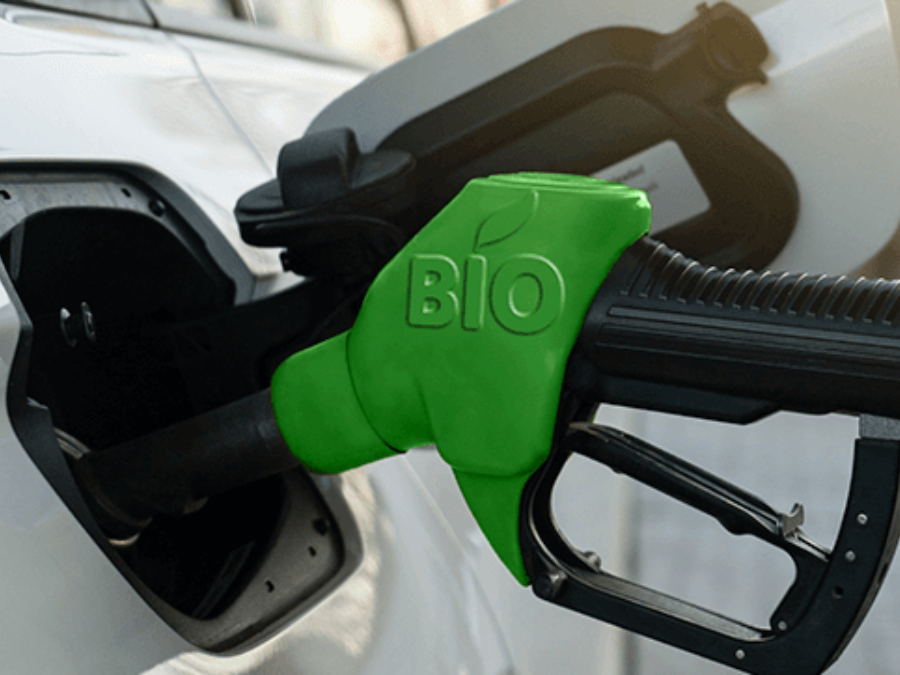 Carro sendo abastecido com biocombustível 