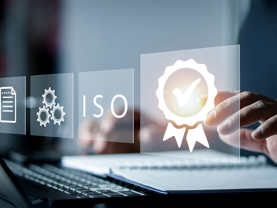 Processo de certificação e padronização, negócios certificados ISO, conformidade com padrões internacionais e conceito de garantia de qualidade. Pessoa tocando no ícone do certificado.